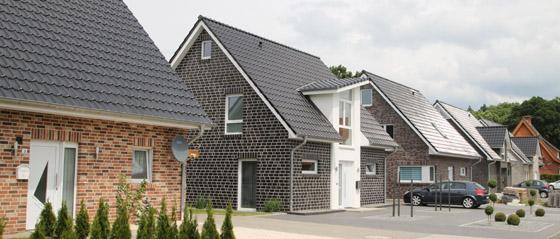 12 Einfamilienhäuser im KfW Effizienzhaus Standard von zwo ARCHITEKTEN entworfen.